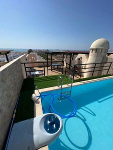 维拉Ático con piscina privada vistas al mar.的一座大楼顶部的游泳池