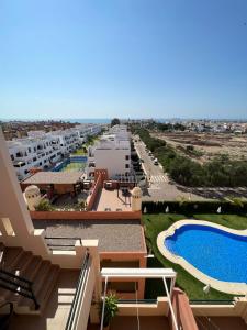 维拉Ático con piscina privada vistas al mar.的从带游泳池的酒店阳台欣赏风景