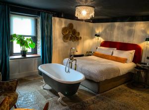 查希尔乔纳斯阿玛斯旅馆的一间卧室配有一张床,床边配有浴缸