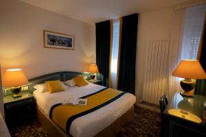 沙托鲁欧陆之家客栈的酒店客房,配有一张床和两盏灯
