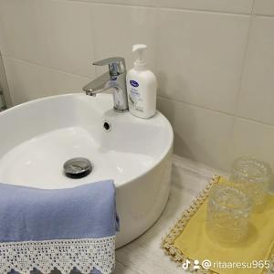 拉努塞伊B&B SA CROBE的浴室水槽和一瓶肥皂