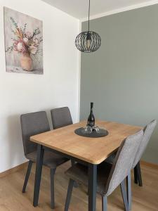 克宁Apartman Stela的餐桌、四把椅子和一盏灯