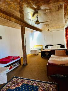 罕萨Tourist Cottage Hunza的客房设有两张床和天花板。