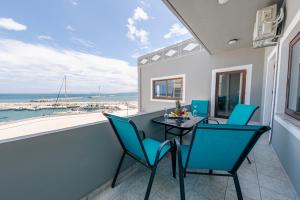 科林瓦里奥Luxury Sea View Apartment in Kolimvari的阳台配有桌椅,享有海景。