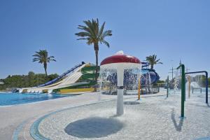 伊利索斯Labranda Blue Bay Resort的一个带滑梯和喷泉的水上公园