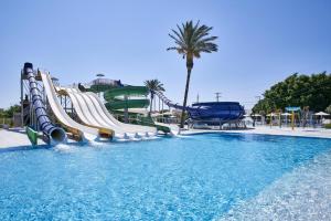 伊利索斯Labranda Blue Bay Resort的一个带水上公园的游泳池的水滑梯