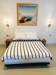 龙目岛库塔龙目岛库塔懒惰酒店的一间卧室配有一张壁画床