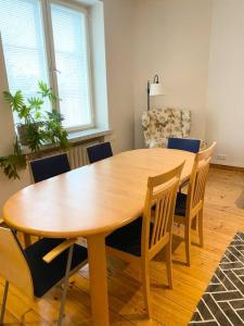 赫尔辛基KAMPPI - Perfect location right in Helsinki center的客厅配有一张木桌和椅子