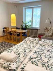 赫尔辛基KAMPPI - Perfect location right in Helsinki center的卧室配有一张床和一张桌子及椅子