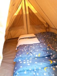 奈瓦沙SOFA CAMP NAIVASHA的帐篷内的床上的几个枕头