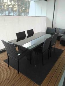 赫尔辛基VUOSAARI-2 Pure luxury for 100 m2 in Vuosaari的玻璃桌和椅子