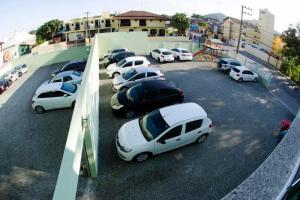 佩尼亚HN-Hotel Natal Penha的停在停车场的一群汽车
