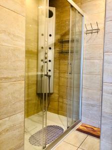 弗瓦迪斯瓦沃沃Pokoje u Miecia na Jachcie的浴室里设有玻璃门淋浴
