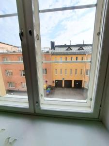 赫尔辛基ULLANLINNA Big apartment in the heart of Helsinki的享有大楼景致的窗户