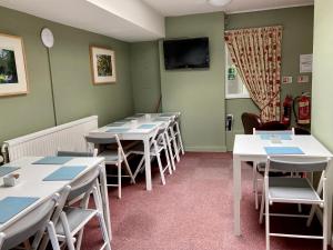 勒德洛Ludlow Mascall Centre的客房设有桌椅和平面电视。
