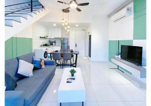 吉隆坡Arte Mont Kiara By The Relax Stay的客厅配有蓝色的沙发和桌子