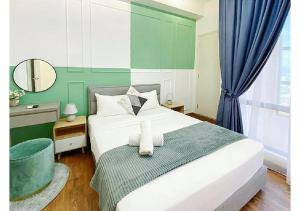 吉隆坡Arte Mont Kiara By The Relaxstay的卧室设有一张白色大床和一扇窗户。