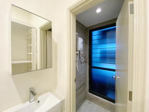 吉隆坡Arte Mont Kiara By The Relax Stay的一间带水槽和镜子的浴室