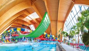申瓦尔德Urlaub auf 1.000 Meter Höhe mit Pool und Sauna的一个带水滑梯的大型室内游泳池