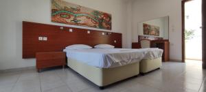 卡尔扎迈纳Elga Hotel的一间卧室,卧室内配有一张大床