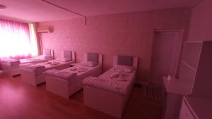 安塔利亚ESEN OTEL的粉红色客房内的四床间