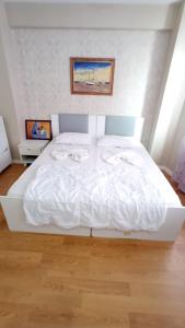 安塔利亚ESEN OTEL的一张白色的大床,带两条毛巾