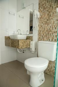 佩尼亚HN-Hotel Natal Penha的浴室配有白色卫生间和盥洗盆。