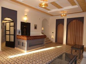 梅尔祖卡Riad La Luna的一间设有大堂、壁炉和桌子的房间