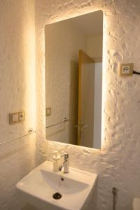 迈尔提勒Piso céntrico y a pie de playa.的浴室设有白色水槽和镜子