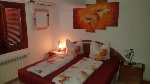 阿尔考斯布里Traum-Ferienwohnung direkt am Meer的一间卧室配有两张床、枕头和灯