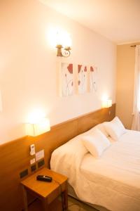里奥夸尔托圣卡塔利娜酒店的酒店客房设有两张床和一张桌子。
