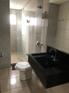 伊瓜苏hotel nacional palace的浴室配有卫生间、盥洗盆和淋浴。
