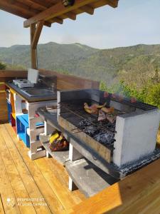 BosiaYurte in Langa的山景甲板上的烧烤架