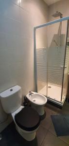 里斯本A Better Place by Lisbon II的浴室配有卫生间、盥洗盆和淋浴。