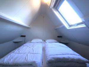 卡德赞德Egelantierlaan 21a的一个小房间的一个床位,设有窗户