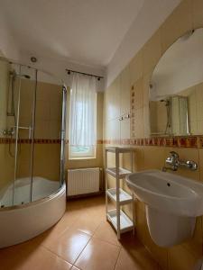 雅罗斯瓦维茨Pokoje gościnne u Małgosi的带浴缸、水槽和淋浴的浴室
