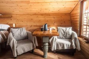 TuxfordWooden tiny house Glamping cabin with hot tub 1的木制客房配有桌子和两把椅子
