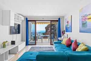 圣地亚哥港Duplex Ocean View Apartment in Neptuno的客厅配有蓝色沙发,享有海景