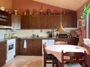 乌德瓦拉Holiday home UDDEVALLA XXXVI的厨房配有木制橱柜和桌子