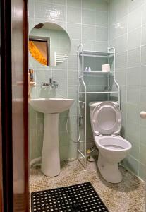 第比利斯View Corner的一间带卫生间、水槽和镜子的浴室