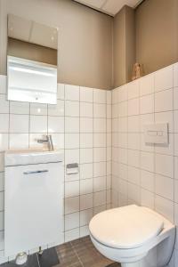 恩斯赫德Enschede83的一间带卫生间和水槽的浴室