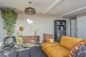 恩斯赫德Enschede83的客厅配有沙发和桌子