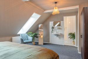 恩斯赫德Enschede83的一间卧室配有一张床和一个水槽,天窗