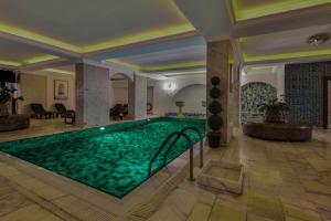 安卡拉怡凯乐酒店的一个带大堂的室内大型游泳池