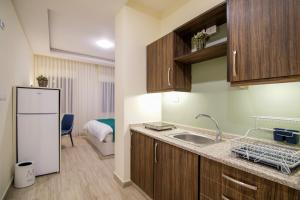 安曼46 Serviced Apartments的厨房配有水槽和冰箱