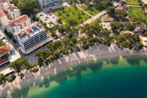 马卡尔斯卡Hotel Central Beach 9的城市的空中景观,水面很大