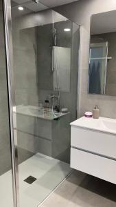 林孔-德拉维多利亚Rincón Idilia (Málaga).的带淋浴、水槽和镜子的浴室