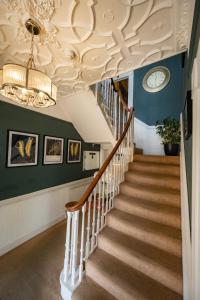 ChatterisThe Bramley House Hotel的吊灯的楼梯