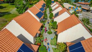 马拉戈日Pousada Polymar的一组房屋的顶部景色,设有太阳能电池板