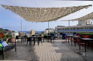 罗列特海岸BPM Lloret Hotel的屋顶上带桌椅的天井